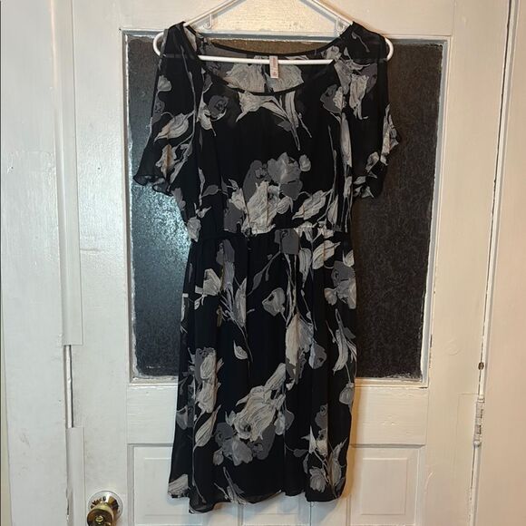 Xhilaration Women’s Black and Gray Floral Flutter Sleeve Midi Dress Size M - Picture 1 of 6